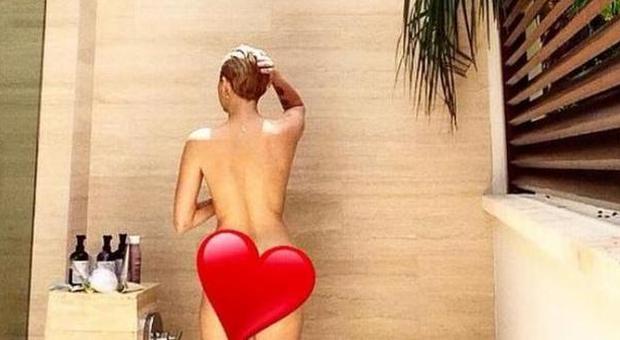 Miley Cyrus, su Instagram la doccia nuda che fa impazzire
