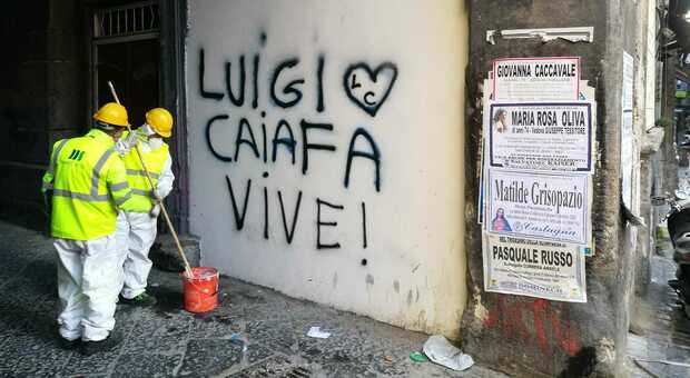 Murales a Napoli, cancellate le scritte per Luigi Caiafa sui muri di Forcella