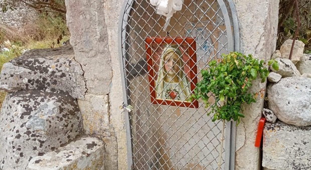 Salento, rubata la statua della Madonna in campagna