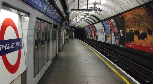 Londra, fiamme su un vagone della metro: evacuate due stazioni