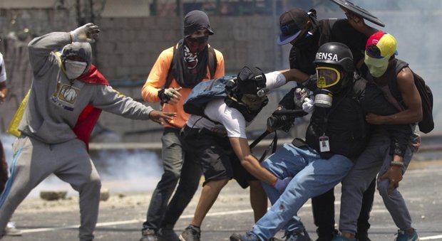 Venezuela, dure proteste anti Maduro: lancio di oggetti e insulti contro il presidente