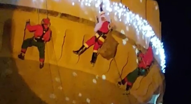 Babbo Natale acrobatico ad Angri: giù dalla torre del Castello Doria