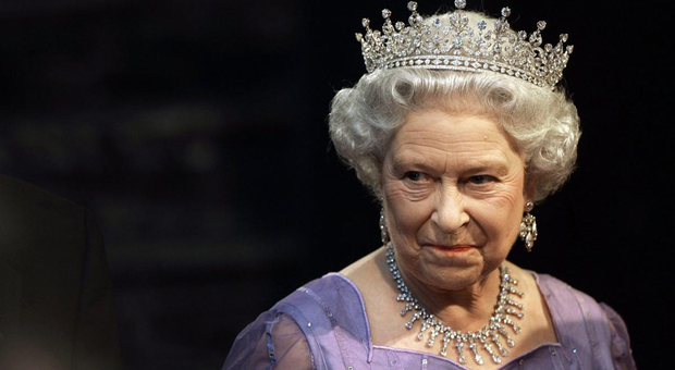 Regina Elisabetta II, l'ultima rivelazione dei tabloid britannici: «Ha lottato contro un cancro al midollo osseo»