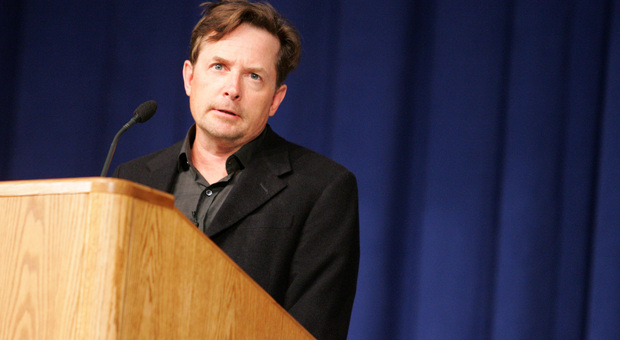 Michael J. Fox e la battaglia contro il Parkinson: «A 29 anni scoprì di essere malato e cominciai a bere»