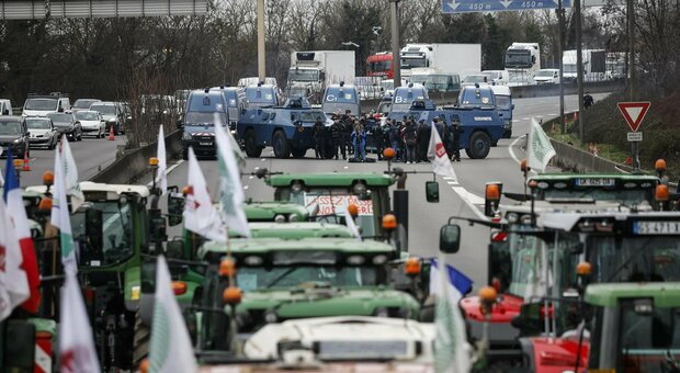 Protesta trattori, dalla Ue mano tesa agli agricoltori: via i limiti alle coltivazioni. Ecco il piano