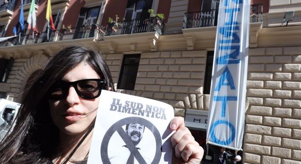 Napoli contro l'arrivo di Salvini: politici e centri sociali in piazza