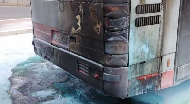 Il bus 075 che ha preso fuoco a Ponte Mammolo