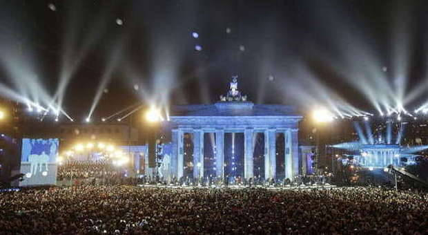 Berlino, gli occhi del mondo sulla città: folla alle celebrazioni del crollo del Muro