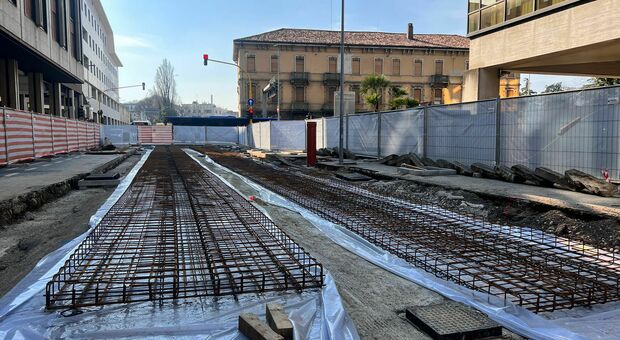Padova. Il futuro tram prende forma, posizionata la piattaforma in via Gozzi