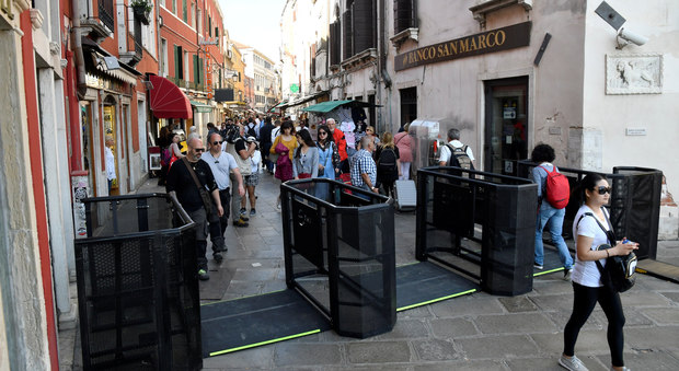Tornelli per deviare i turisti, così Venezia si prepara al Primo Maggio