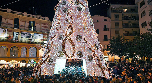 Salerno, turisti con il naso all'insù: l'albero si illumina solo alle 18