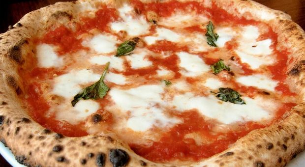 Trova dei vermi nella pizza e fa una cattiva recensione su Tripadvisor, cliente condannato a pagare 5 mila euro