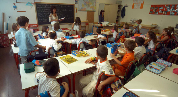 Una classe di una scuola primaria in una foto d'archivio