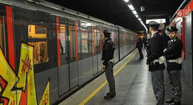 Si denuda e si struscia contro una 19enne in metropolitana: bloccato dalla Polmetro