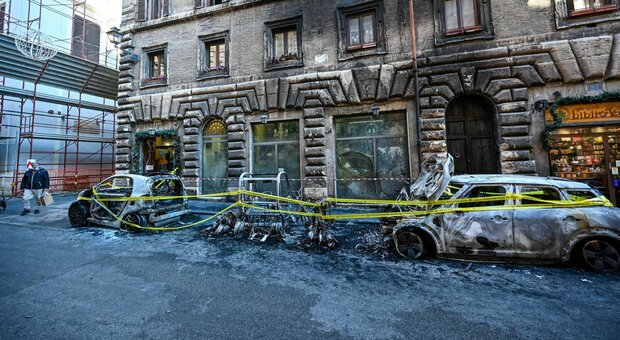 Roma, doppio incendio nel cuore della Capitale: auto in fiamme, forse un raid di teppisti