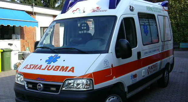 Castellabate, turista si mette alla guida di un’ambulanza e la danneggia