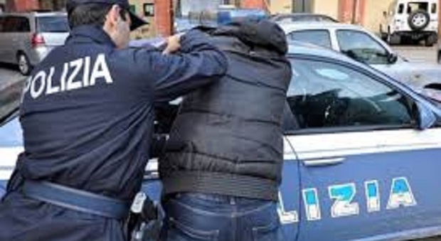 Napoli, per sfuggire a un controllo tenta di investire i poliziotti: preso