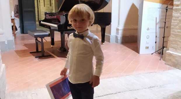 Alberto panista prodigio di 4 anni al Vaccaj: «Ha rivelato un orecchio assoluto». La mamma racconta la sua passione e il suo impegno