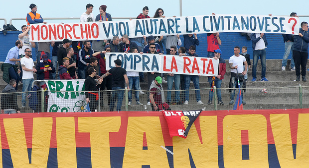 I tifosi della Civitanovese al Polisportivo durante una partita dell'ultimo campionato di Serie D