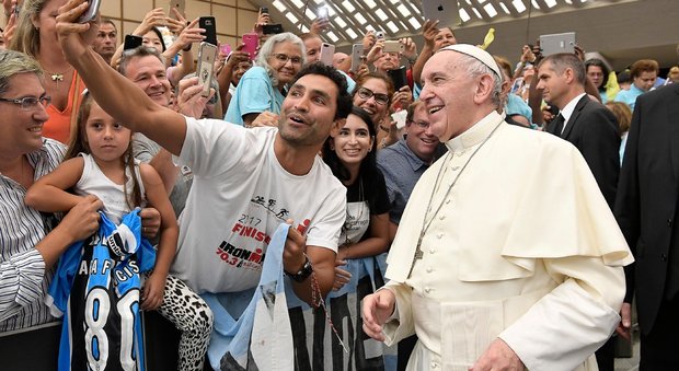 Migranti, papa Francesco: «Un'opportunità di crescita umana»