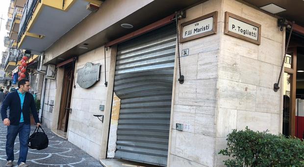 Furto con spaccata al bar per 70 euro nel Napoletano: danni da oltre mille