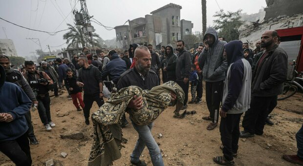 Gaza, Israele attacca l'ospedale di Khan Yunis: ci sono morti. Netanyahu ordina l'evacuazione di Rafah: pronta l'offensiva militare