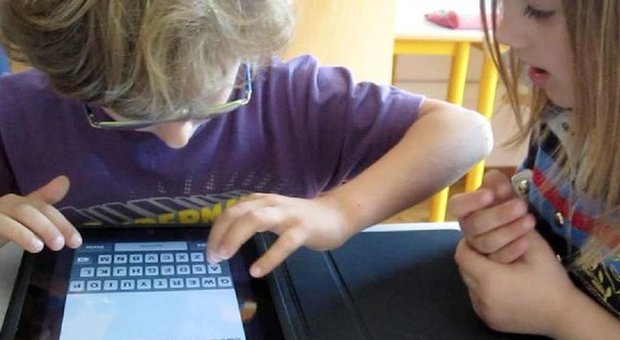 Fino ai due anni niente tablet e smartphone: "Rallentano l'apprendimento dei bimbi"