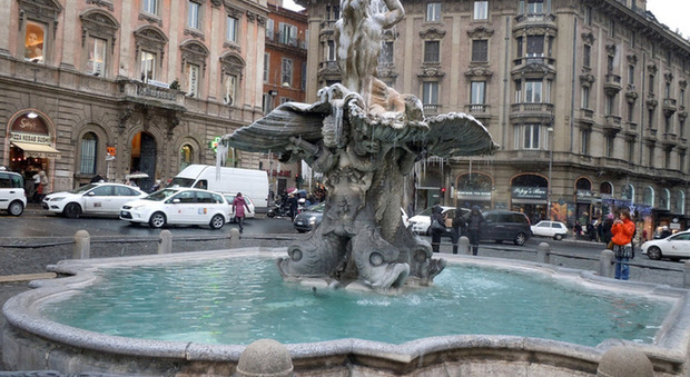 Roma, sorpreso a rubare le monetine nella fontana del Tritone: denunciato
