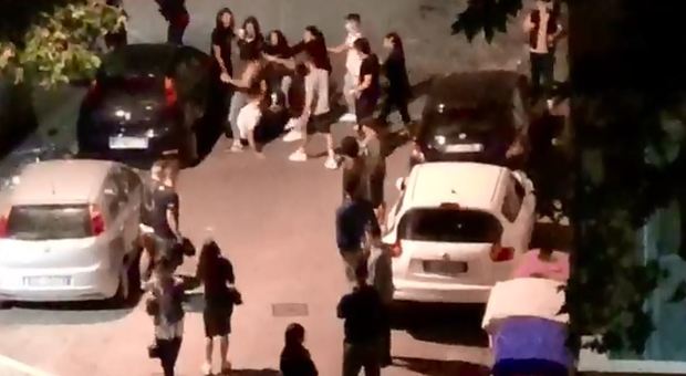Movida dopo il lockdown, svolta nelle indagini: la rissa di Pescara ripresa con i telefonini