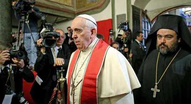 Il Papa a Istanbul: «La povertà genera rabbia e l'Isis fa proseliti»