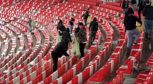 Tifosi del Bari ripuliscono lo stadio San Nicola dopo il match col Cittadella