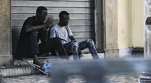Roma, controlli all'Esquilino: 38enne senza documenti aggredisce la polizia
