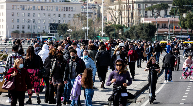 Covid e varianti a Napoli, ancora mega folla sul lungomare: inascoltati gli appelli del governatore