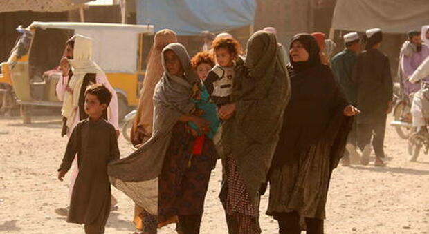 Afghanistan, l'allarme di Unicef: «Bimbi venduti in cambio di cibo, sempre più spose bambine»