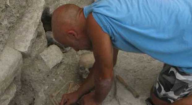 Ascoli, trovato lo scheletro di un bambino ​durante i lavori in piazza Ventidio Basso