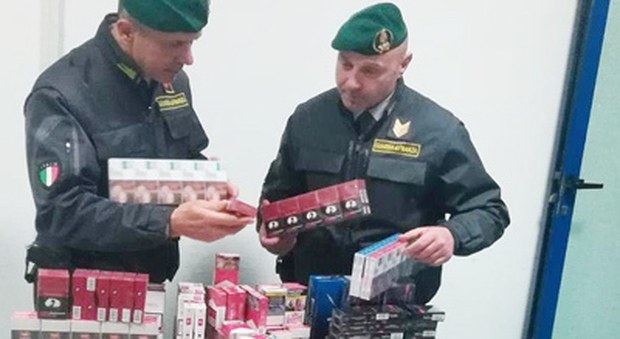 Undici chili di sigarette di contrabbando in casa: arrestato 48enne a Caserta