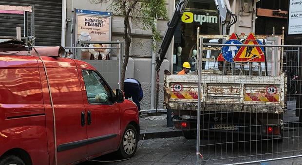 Napoli, in piena emergenza tagliata la luce per lavori in via Chiaia