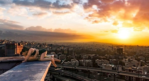 Iran, baci "proibiti" sui tetti: star del parkour arrestato con la fidanzata. «Atti osceni»