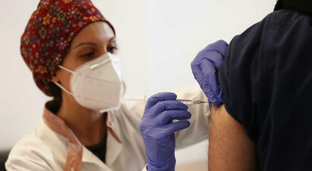 Vaccino, via libera alla dose unica per i guariti dal Covid «da non meno di 3 mesi e non oltre i 6 mesi»