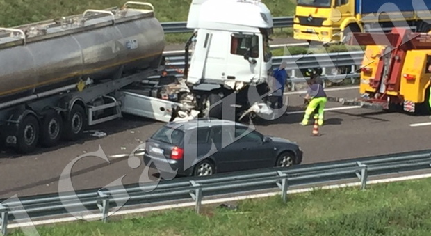 A27, autocisterna tampona furgone: 2 feriti e traffico in tilt