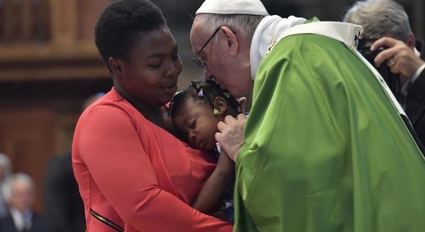 Papa Francesco dal Marocco grida all'Europa: «Basta respingimenti»