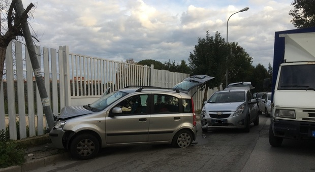 Incidente a Villaricca, auto si schianta contro un palo della luce: traffico in tilt