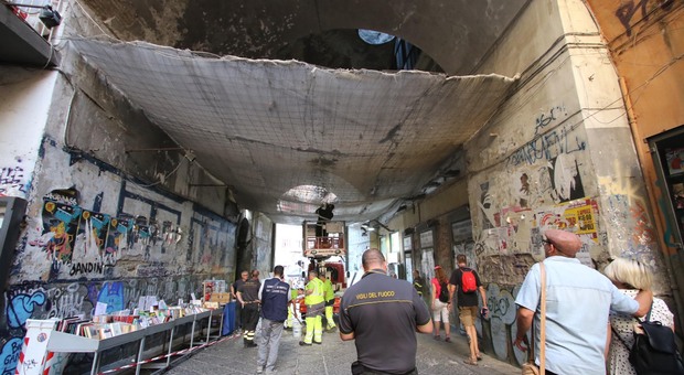 Napoli, paura a Port'Alba: crollano calcinacci nella rete di protezione