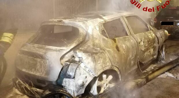Incendio di auto nella notte: una Nissan Juke distrutta e altre due vetture danneggiate