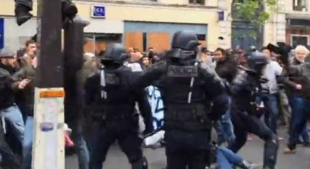 Parigi, tensione al corteo di operai e studenti contro Macron
