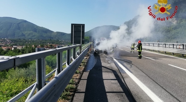 Auto in fiamme sull'autostrada, panico per una famiglia