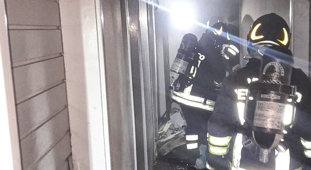 Incendio nelle cantine del condominio: in ospedale 4 intossicati dal fumo