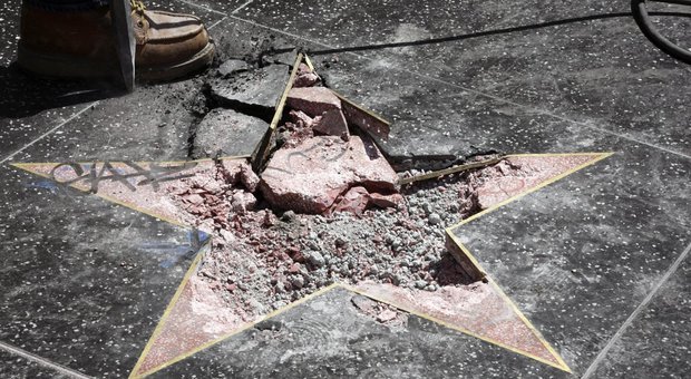 Trump rischia di perdere la stella sulla Walk of Fame: «È senza onore». Ma potrebbe salvarsi per due motivi