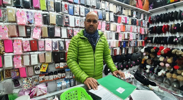 Ismail dal Bangladesh a Salerno: «Preso a pugni nel mio negozio, ho paura»