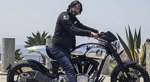 Keanu Reeves in sella ad una KRGT-1. La piccola azienda che le costruisce, la Arch Motorcycles è di sua proprietà.